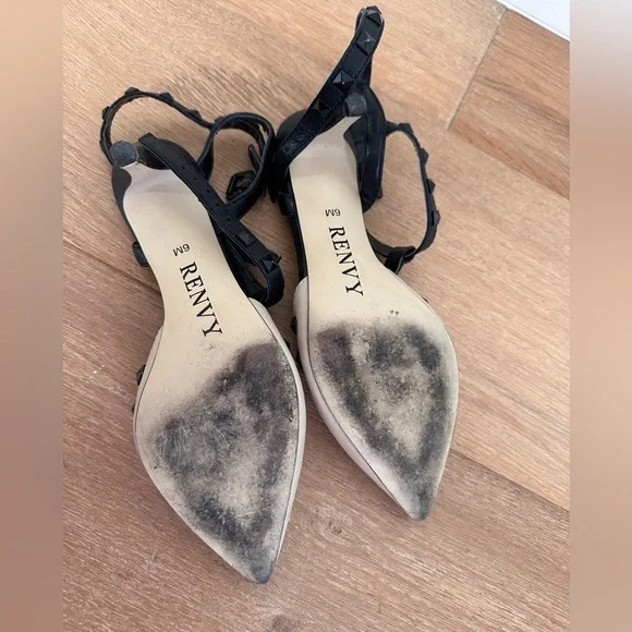 🎊2HP🎊 studded mid-heel pump from Renvy. Size 6.